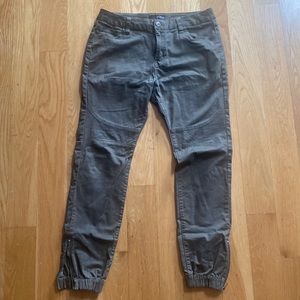 Mens Guess cargo button pants, size 32, army green